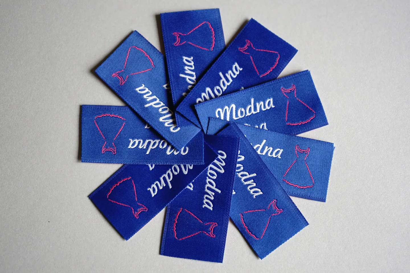 Jacquardsymbole mit farbigem Aufdruck