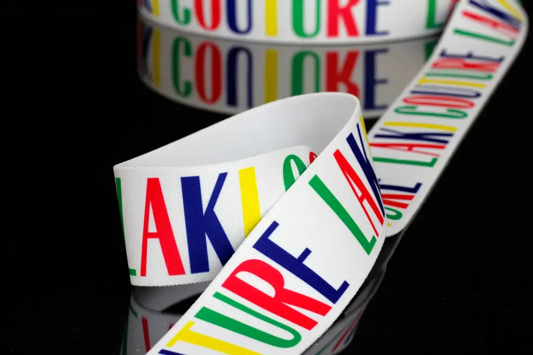 Textile webbing with intensive multi-colour printing and letters