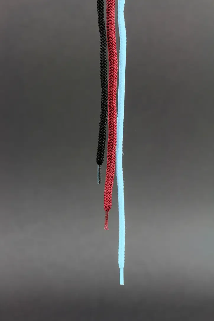 Drei dünn Kordeln rund in schwarz, rot und blau